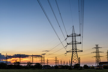 Energia elettrica, linee alta tensione al tramonto