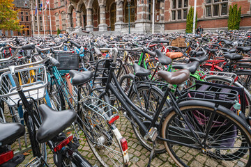 Fahrräder vor der Universität