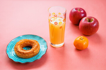 フルーツジュースとドーナツ・レトロイメージ