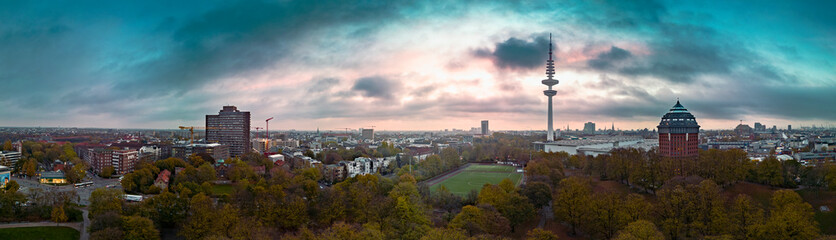 Obraz premium Hamburg Heinrich Herz Tum Panorama sunrise with clouds