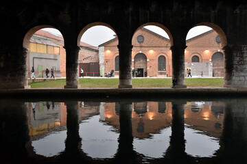 Ehemalige Schiffshallen auf dem Arsenal-Gelände in Venedig