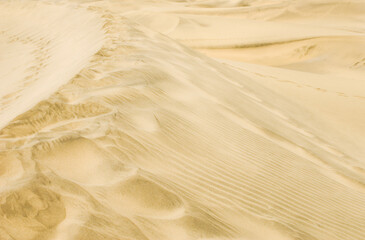 Spuren in den großen Sanddünen 