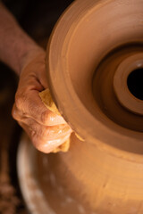 Potier travail a la main de la terre 