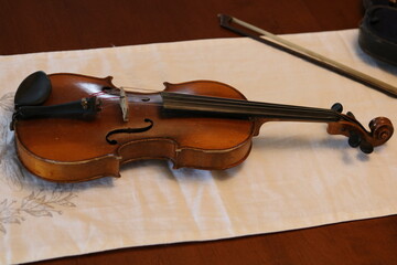 Obraz na płótnie Canvas Antique Violin with bow