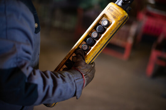 T&eacute;l&eacute;commande industrielle jaune