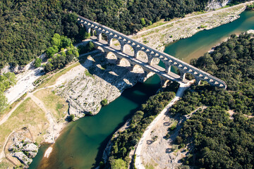 Pont du Gard met schaduw in luchtfoto