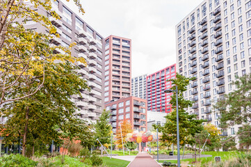 london, united kingdom, october 22, 2022: city Island residential development on the river lea at canning town, london. shows botanic square, kent building (left) and grantham house (right) - obrazy, fototapety, plakaty