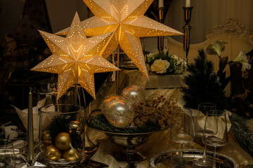 Fototapeta na wymiar Tisch Dekoration zu Weihnachten mit Lichter Sternen