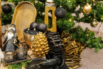 Dekoration zu Weihnachten mit Tannenbaum und kleinem Weihnachtsmann