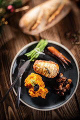 Repas de fête au poulet et chapon de noël