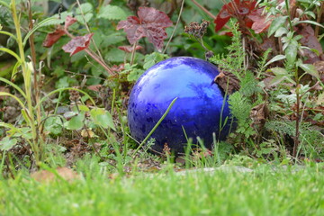 Dekorationskugel im Blumenbeet