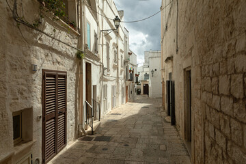 Malerische Gasse in Cisternino, Apulien, Italien