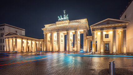 the famous brandenburg gate of berlin at night - obrazy, fototapety, plakaty