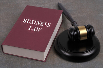 Livre du droit des affaires avec un marteau de juge