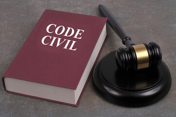 Livre du code civil avec un marteau de juge