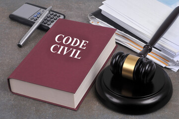 Livre du code civil avec un marteau de juge