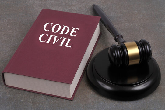 Livre du code civil avec un marteau de juge