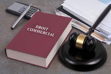 Livre du droit commercial avec un marteau de juge