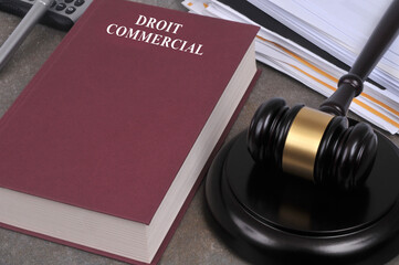Livre du droit commercial avec un marteau de juge