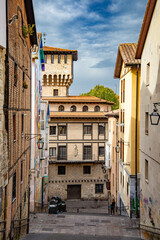 Típica calle de vivienda en el casco histórico de Vitoria-Gasteiz. España	