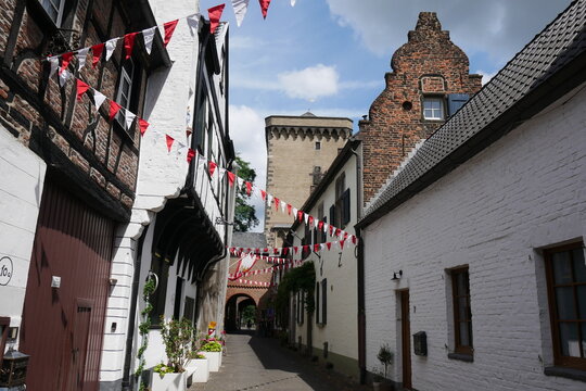 Rheinstra&szlig;e in der Festungsstadt Zons