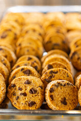 Biscotti con gocce di cioccolato fatti a mano esposti nella vetrina di una pasticceria napoletana...