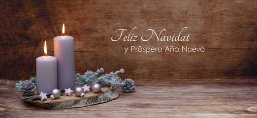Weihnachtskarte: Kerzen mit Weihnachtsdekoration und dem Text Feliz Navidate y Próspero Ano Nuevo.