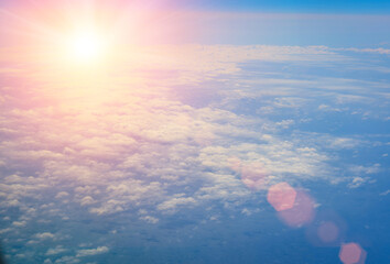 Soleil couchant à travers le hublot d'un avion.