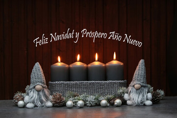 Velas grises encendidas con duendecillos y el texto Feliz Navidate y Próspero Ano Nuevo en...
