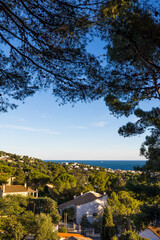 Paysage sur la ville avec la mer comme horizon depuis la Montée des Pierres Blanches à Sète