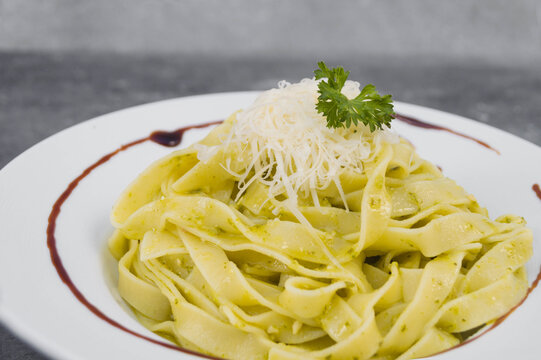 Pasta Linguine al pesto         