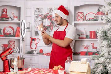 hombre alegre caucásico, haciendo y decorando galletas navideñas para celebrar la navidad en familia