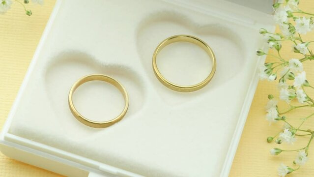 Wedding rings in a box photo zoom