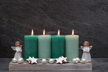 Fotoserie zur Adventszeit: Schlichte Adventsdekoration mit grünen Kerzen, Engel und Zimtsternen