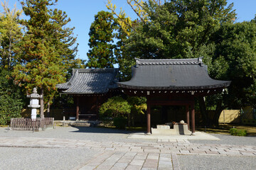 Fototapeta premium 秋の広隆寺 境内の手水舎 京都市右京区太秦