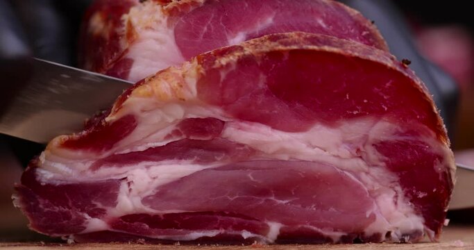 Cut pork meat into pieces, cooking meat that is cut with a sharp knife