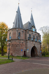 City gate - Cellebroederspoort, in the old Dutch Hanseatic city of Kampen in Overijssel. - obrazy, fototapety, plakaty