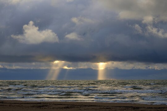 The rays of the sun break through the clouds. © Igor