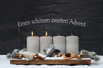 Fotoserie zur Adventszeit: Graue Adventskerzen mit Weihnachtsdekoration und Zimtsternen im Schnee.