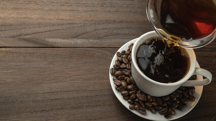 ブラックコーヒーを注ぐ