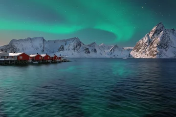 Crédence de cuisine en verre imprimé Reinefjorden Maisons traditionnelles norvégiennes en bois rouge (rorbuer) sur les rives du Reinefjorden près du village de Hamnoy la nuit avec les aurores boréales