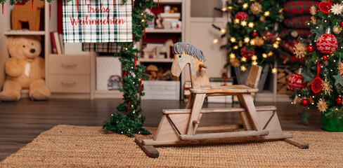 Fototapeta na wymiar Schaukelpferd Holz Dekoobjekt Dekoration Weihnachtsdeko