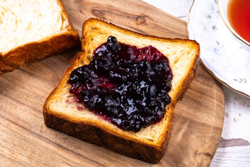 デニッシュ食パンにブルーベリージャムを塗る