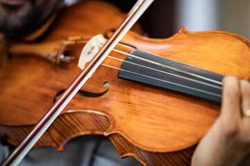 violinista impegnato in concerto di musica classica con vista ravvicinata su corde e archetto