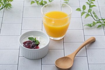 ヨーグルトとオレンジジュース　Yoghurt