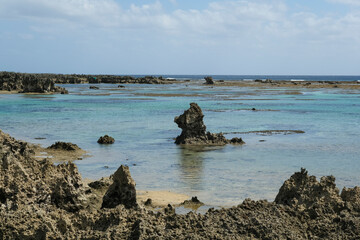 Fototapeta na wymiar 珊瑚礁の海が広がる宮古島の海岸