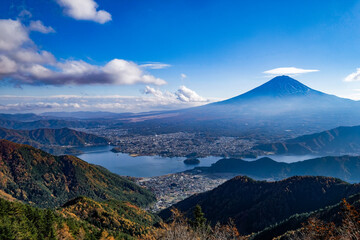 ツインテラスからの山梨県の河口湖と富士山