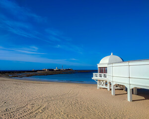 Fototapeta premium Beach and white building in Cadiz Spain