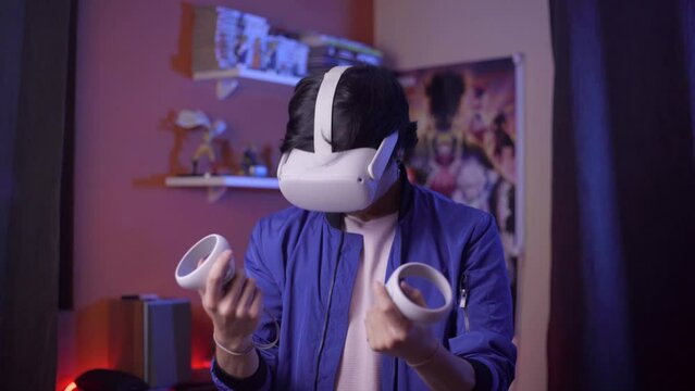 Chico mira sus brazos y manos en realidad virtual usando por primera vez el visor.