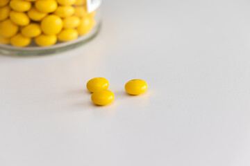 テーブルの上の黄色の錠剤